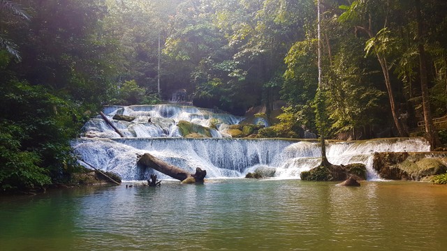 Air Terjun Moramo yang berundak, Foto: Attamimi/kendarinesia.