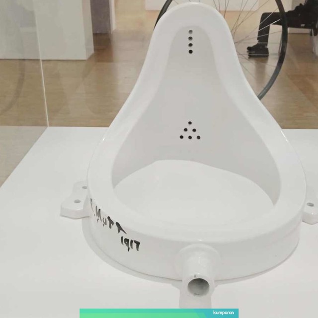 Tempat kencing karya Marcel Duchamp. Foto: Daniel Chrisendo/kumparan