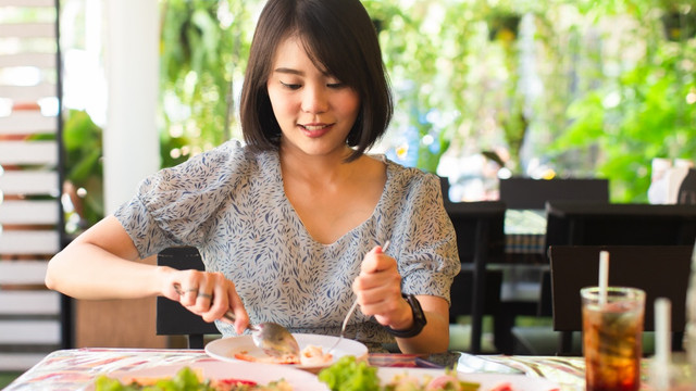 ilustrasi wanita makan di restoran Foto: Shutterstock