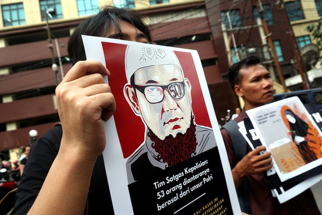 Aksi Teatrikal Koalisi Masyarakat Sipil terkait kasus Novel Baswedan di Mabes Polri. Foto: Iqbal Firdaus/kumparan