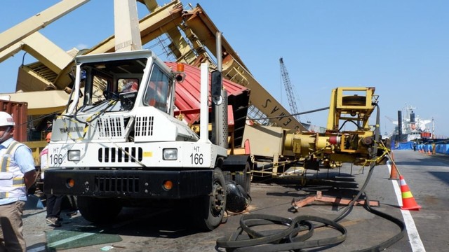 Bangkai crane yang ambruk ditabrak Kapal MV Soul of Luck masih berada di dermaga TPKS Pelabuhan Tanjung Emas Semarang. Foto: Afiati Tsalitsati/Kumparan