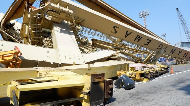 Bangkai crane yang ambruk ditabrak Kapal MV Soul of Luck masih berada di dermaga TPKS Pelabuhan Tanjung Emas Semarang. Foto: Afiati Tsalitsati/Kumparan