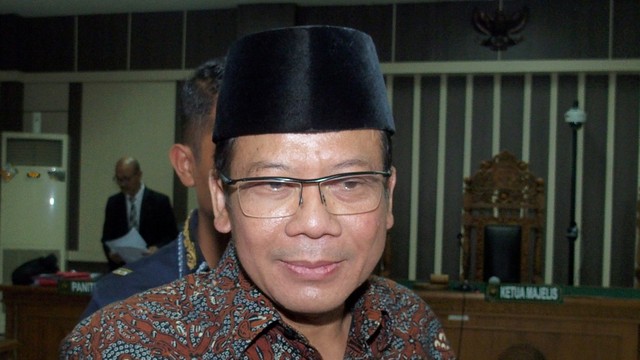Terdakwa kasus suap pengurusan dana alokasi khusus Kab. Kebumen dan Kab. Purbalingga, Wakil Ketua DPR Taufik Kurniawan, usai menjalani sidang di Pengadilan Tipikor Semarang, Jawa Tengah. Foto: ANTARA FOTO/R. Rekotomo
