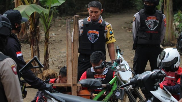 Polisi mengecek kendaraan bodong milik satu keluarga di Lumajang. Foto: Dok. Polres Lumajang