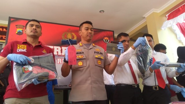 Polres Banyumas merilis kasus mutilasi seorang perempuan yang melibatkan Deni Priyanto sebagai pelaku. Foto: kumparan