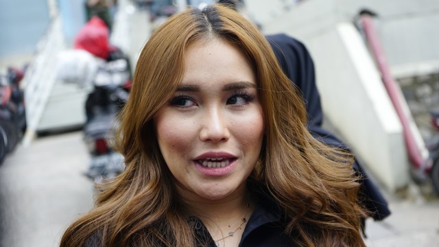 Artiis Ayu Ting Ting saat ditemui wartawan seusai mengisi acara di studio Trans Tv, Jakarta, Senin, (15/7). Foto: Ronny