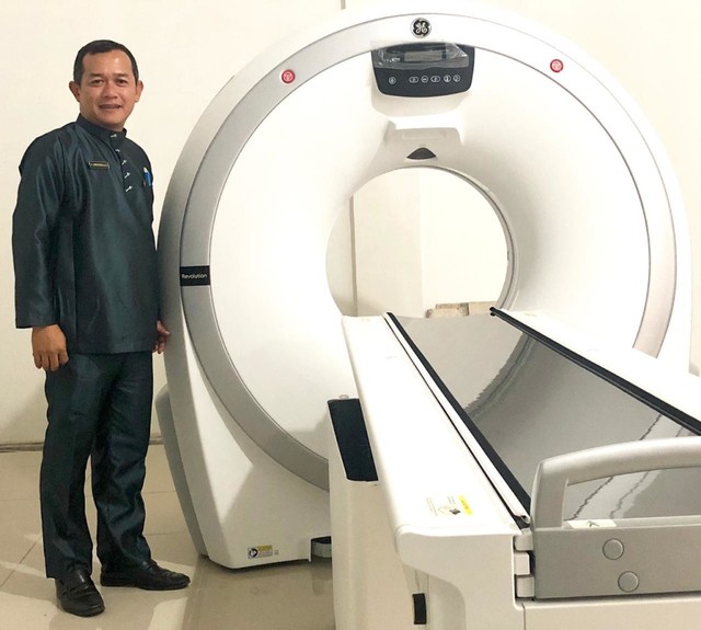 Direktur RSUD Pemangkat, dr Ahmad Hardin, menunjukkan fasilitas CT Scan. Foto: Dok Hi!Pontianak
