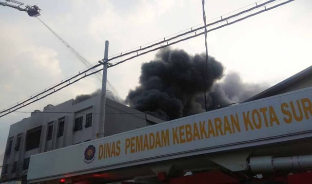 Mobil Bronto Skylift diterjunkan untuk memadamkan kebakaran di gudang bawang putih di Komplek Pergudangan Tambak Langon Indah, Surabaya.