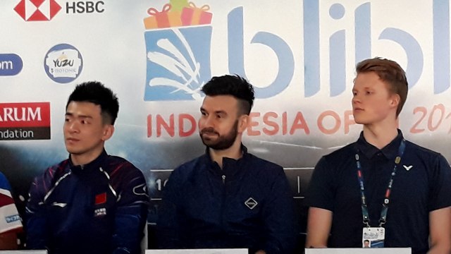 Anders Antonsen (kanan), pebulutangkis tunggal putra asal Denmark bersama Chris Langridge (tengah) dan Zheng Si Wei (kiri). Foto: Aditia Rizki Nugraha/kumparan