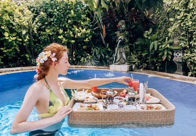 Floathing Breakfast di Ubud, Sensasi Sarapan di Kolam Renang 