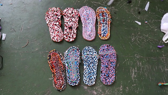Sandal dari sampah plastik bekas. Foto: Fernando Fitusia