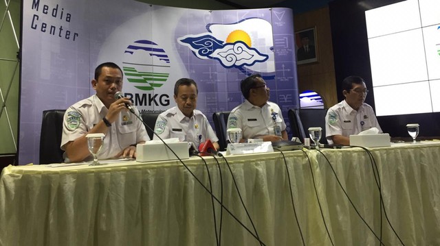 Deputi bidang geofisika BMKG, Muhamad sadly (dua dari kiri), dan Kepala Pusat Gempa Bumi dan Tsunami BMKG, Rahmat Triyono (dua dari kanan) saat konferensi pers di BMKG, Jakarta Pusat, Selasa (16/7). Foto: Fachrul Irwinsyah/kumparan