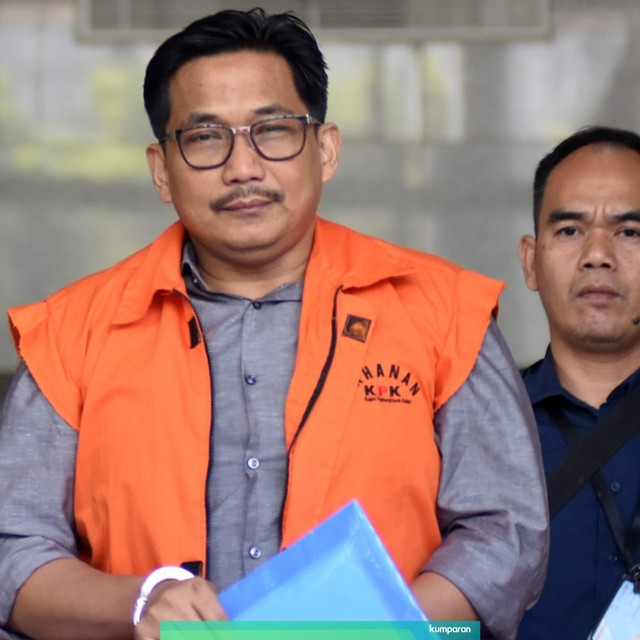 Tersangka kasus dugaan suap distribusi pupuk Bowo Sidik Pangarso (kiri) meninggalkan gedung KPK seusai menjalani pemeriksaan di Jakarta, Selasa (16/7). Foto: ANTARA FOTO/Indrianto Eko Suwarso