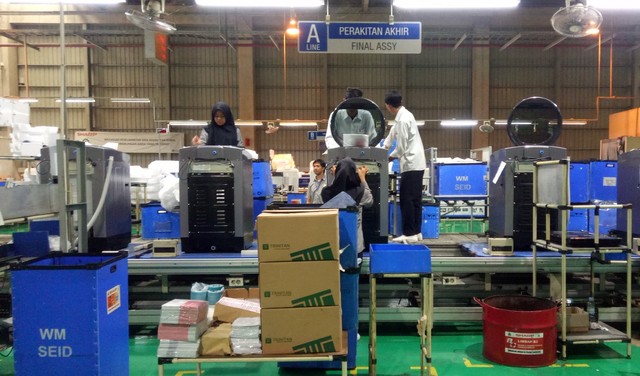 Aktivitas pekerja di pabrik baru mesin cuci Sharp di Karawang, Jawa Barat. Foto: Resya Firmansyah/kumparan