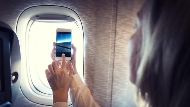 Ilustrasi ambil foto dalam pesawat Foto: Shutter Stock