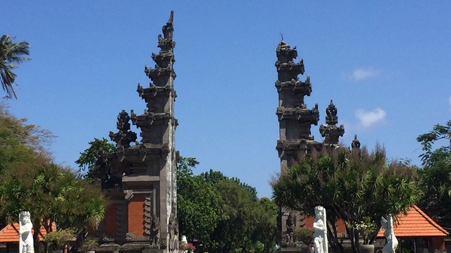Kondisi gapura yang rusak pasca gempa di Bali. Foto: Denita BR Matondang/kumparan