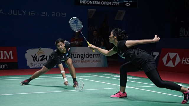 Yulfira Barkah dan Jauza Fadhila Sugiarto saat pertandingan Blibli Indonesia Open 2019 di Istora Senayan, Selasa (16/7). Foto: Irfan Adi Saputra/kumparan