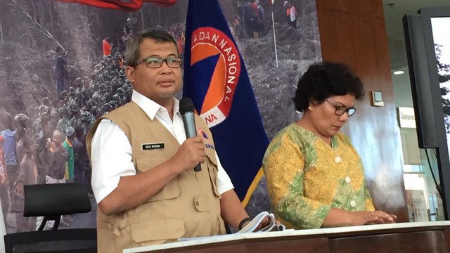 Plh. Kepala Pusat Data Informasi dan Humas BNPB Agus Wibowo (kiri) saat konferensi persi di BNPB. Foto: Fachrul Irwinsyah/kumparan