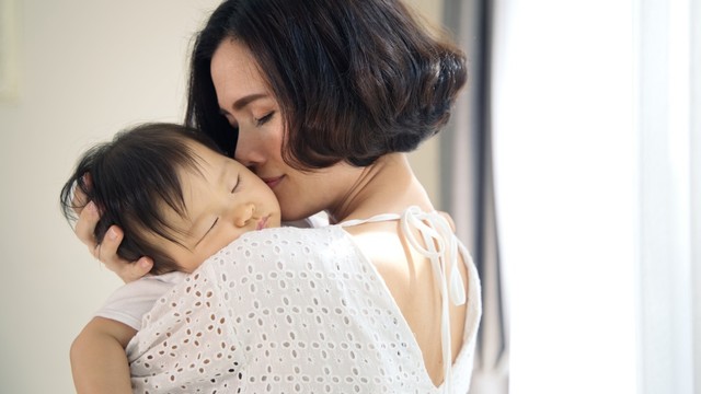 ilustrasi bayi tidur dalam gendongan ibu Foto: Shutterstock