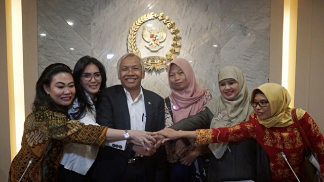 Baiq Nuril (ketiga kanan) di Badan Musyawarah DPR RI, Selsa (16/7). Foto: Fanny Kusumawardhani/kumparan