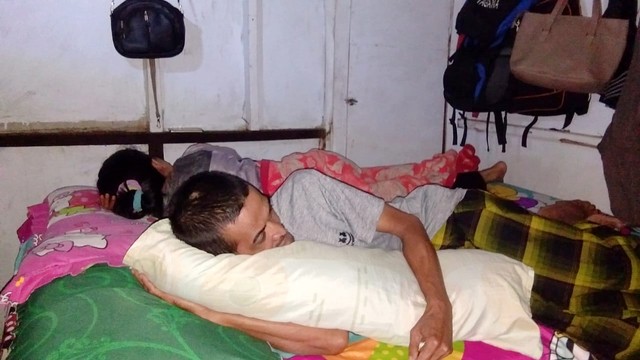 Nining dan suaminya yang tinggal di toilet sekolah SDN Karyabuana 3, Pandeglang, Banten. Foto: kumparan