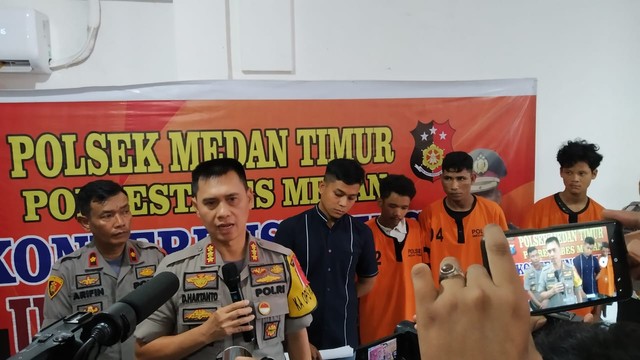 Kapolrestabes Medan, Kombes Pol Dadang Hartanto, didampingi Kapolsek Medan Timur, Kompol M. Arifin, memaparkan kasus begal sadis, Selasa (16/7/2019). SumutNews.com