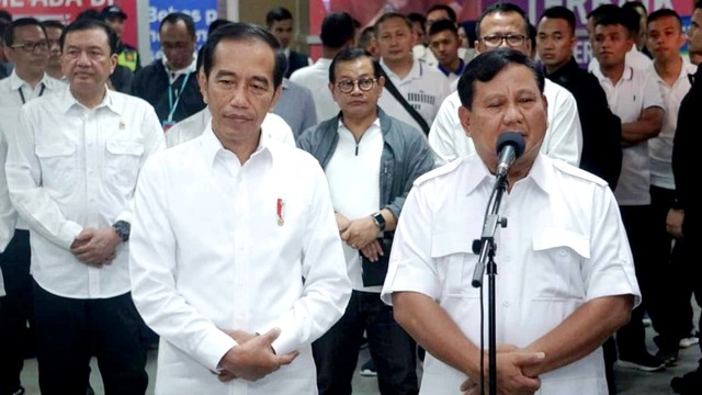 Joko Widodo dan Prabowo Subianto memberikan keterangan pers di stasiun MRT Senayan. Foto: Irfan Adi Saputra/kumparan