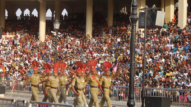 Pasukan pengerek bendera India dengan latar riuh pengunjung. Foto: Khiththati/acehkini