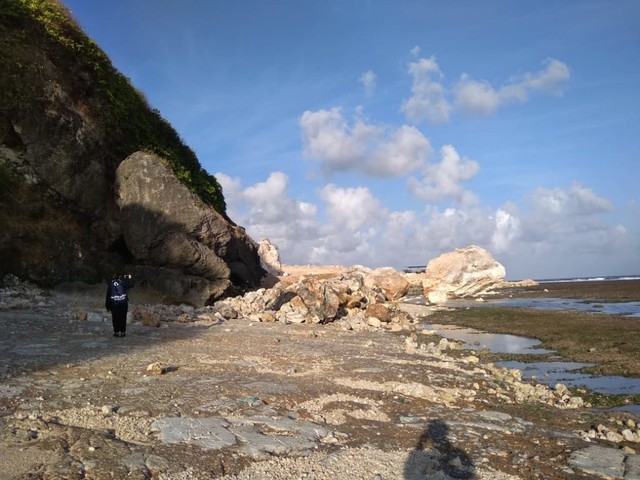 Tebing di kawasan Pantai Melasti, Desa Ungasan, Kecamatan Kuta Selatan, Badung, Bali, runtuh akibat gempa berkekuatan 6,0 magnitudo, Selasa pagi (16/7).