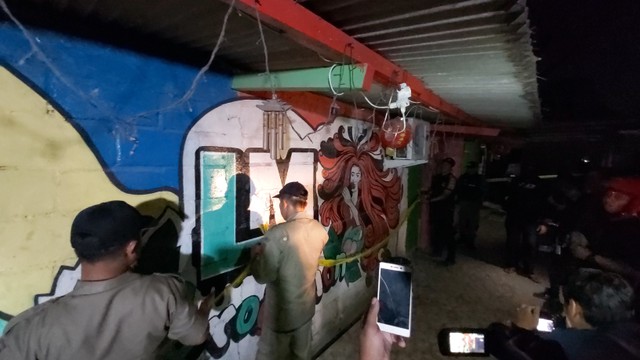 Satpol PP Kota Semarang menyegel karaoke liar dekat Masjid Agung Jawa Tengah di Kota Semarang, Selasa (17/7). Foto: Afiati Tsalisati/kumparan