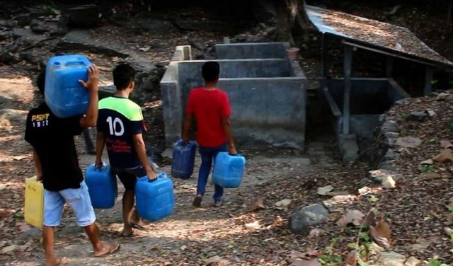 Warga berjalan kaki sejauh 7 km untuk mendapat air bersih. Foto: Dok. Jatimnow