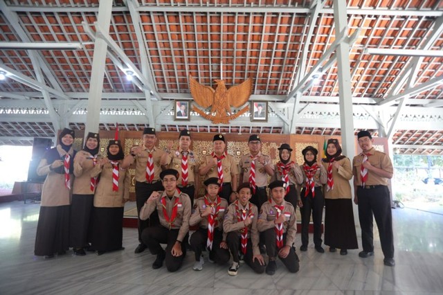 Wali Kota Bandung Oded M. Danial melepas secara simbolis para anggota pramuka yang akan mengikuti Jambore Ke-24 Pramuka Se-Dunia di Amerika Serikat dan Jambore Ke-13 Harleem 2019 di Belanda. di Pendopo Kota Bandung, Jalan Dalem Kaum, Senin (15/7/2019). Foto : Humasbdg
