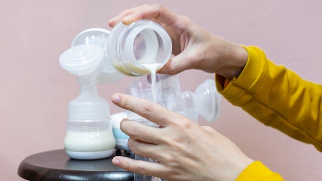 ilustrasi mencampur ASI perah dan susu formula Foto: Shutterstock