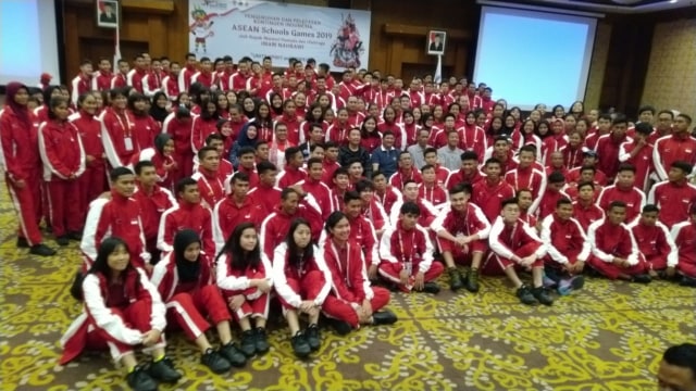 Ratusan atlet pelajar Indonesia pada pelepasan kontingen Indonesia untuk Asean School Games di Hotel Patra Semarang, Rabu (17/7). Foto: Afiati Tsalitsati/kumparan
