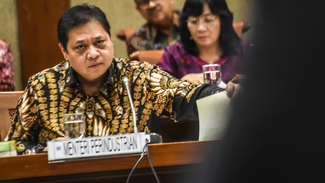 Menteri Perindustrian Airlangga mengikuti Rapat Kerja bersama Komisi VI DPR di Kompleks Parlemen, Senayan, Jakarta, Rabu (17/7). Foto: ANTARA FOTO/Muhammad Adimaja
