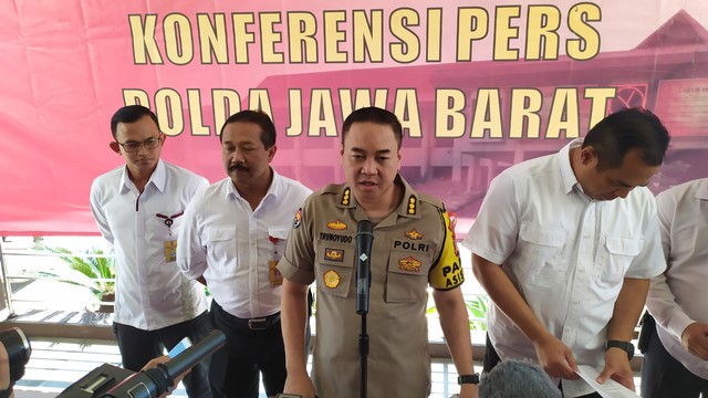 Kabid Humas Polda Jabar Kombes Trunoyudo Wisnu Andiko (tengah). Foto: Rachmadi Rasyad/kumparan