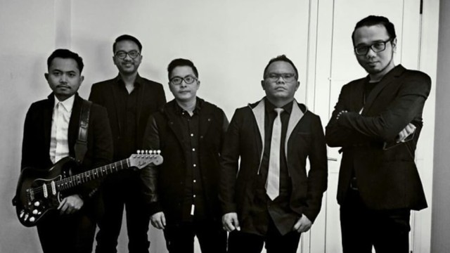 Fandy (tengah) bersama band Kaerispatih (dok.kumparan)