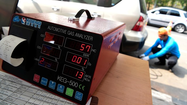 Petugas Sudin Lingkungan Hidup DKI Jakarta melakukan uji emisi kendaraan bermotor di kawasan Lapangan Banteng, Jakarta. Foto: ANTARA FOTO/Galih Pradipta