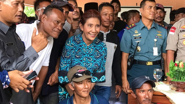 Menteri Kelautan dan Perikanan Susi Pudjiastuti saat berdialog dengan nelayan Anambas di Tempat Pemasaran Ikan Antang, Pulau Siantan. Foto: Wiji Nurhayat/kumparan