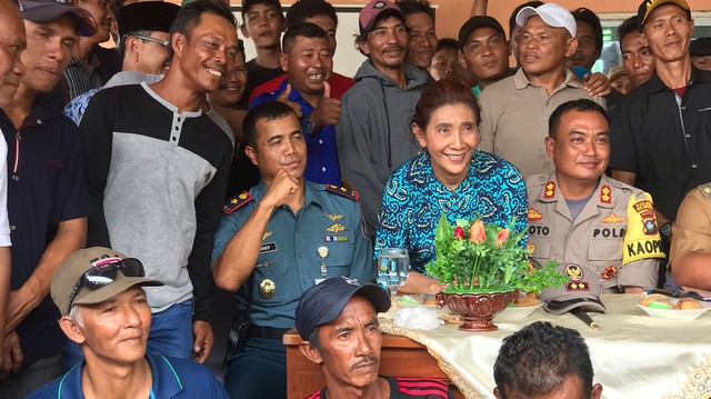 Menteri Kelautan dan Perikanan Susi Pudjiastuti saat berdialog dengan nelayan Anambas di Tempat Pemasaran Ikan Antang, Pulau Siantan. Foto: Wiji Nurhayat/kumparan