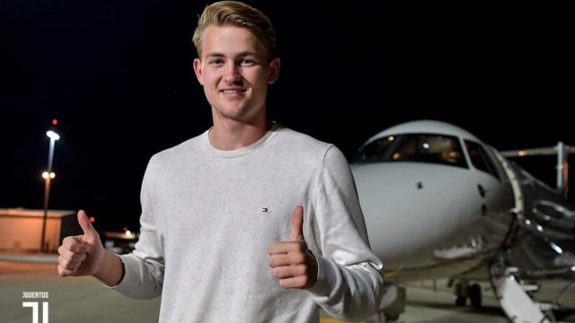De Ligt tiba di Turin, Italia. Foto: Twitter/@juventusfcen