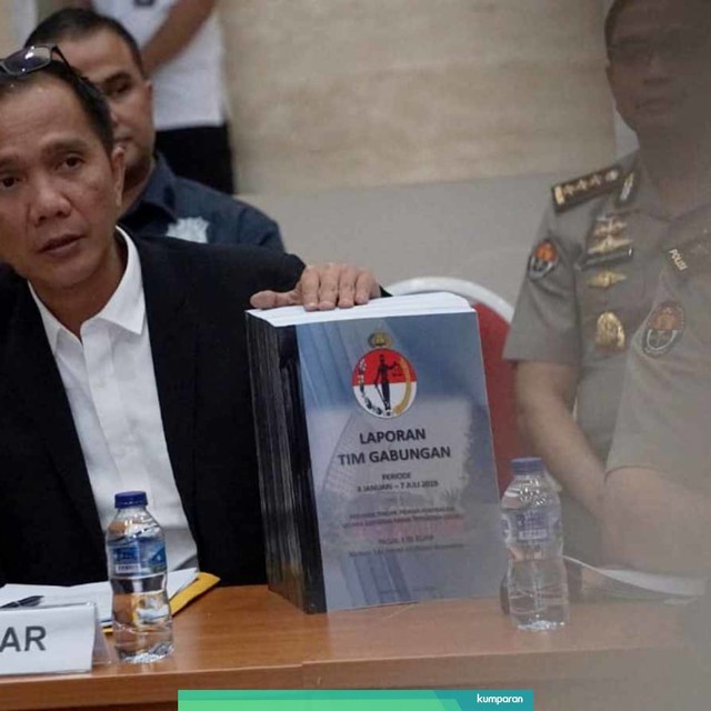 Tim Pakar menunjukan laporan hasil investigasi Tim Gabungan kasus penyiraman air keras terhadap Novel Baswedan, Rabu (17/7). Foto: Fanny Kusumawardhani/kumparan