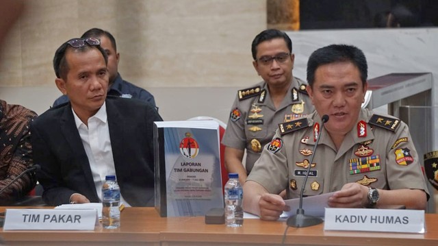 Kepala Divisi Humas Polri, Irjen Pol M. Iqbal (kanan) bersama Tim Gabungan Pencari Fakta (TGPF) saat Konferensi Pers Hasil Kerja TGPF Kasus Penyerangan Novel Baswedan, Rabu (17/7). Foto: Fanny Kusumawardhani/kumparan