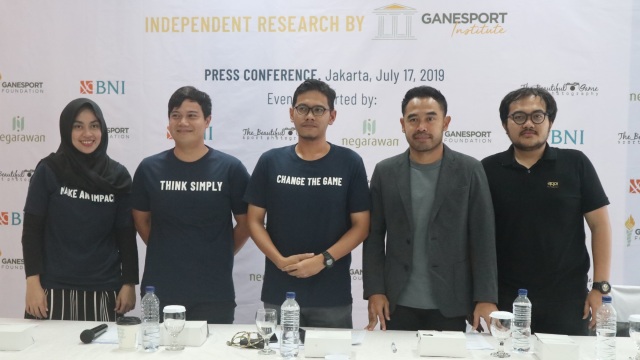 (Kiri-kanan) Renata Melati Putri, Irman Jayawardhana, Amal Ganesha, Ponaryo Astaman (GM APPI), dan Mahardika Aji (Sekjen APPI) di acara Studi Sosok Ideal Ketua Umum PSSI. Foto: Ferry Adi/kumparan