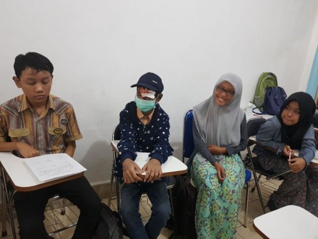 Rifky bersama teman-teman di sekolah Foto: Windy Goestiana/Basra