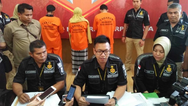 Kasat Reskrim Polres Lhokseumawe AKP Indra T Herlambang (tengah) pada konferensi pers penangkapan pelaku penyebar berita bohong kasus pelecehan di Pesanten Lhokseumawe, Rabu (17/7). Foto: Dok. Istimewa