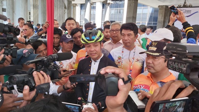 Gubernur Jateng, Ganjar Pranowo, di acara kirab obor ASEAN School Games. Foto: kumparan/Afiati Tsalitsati