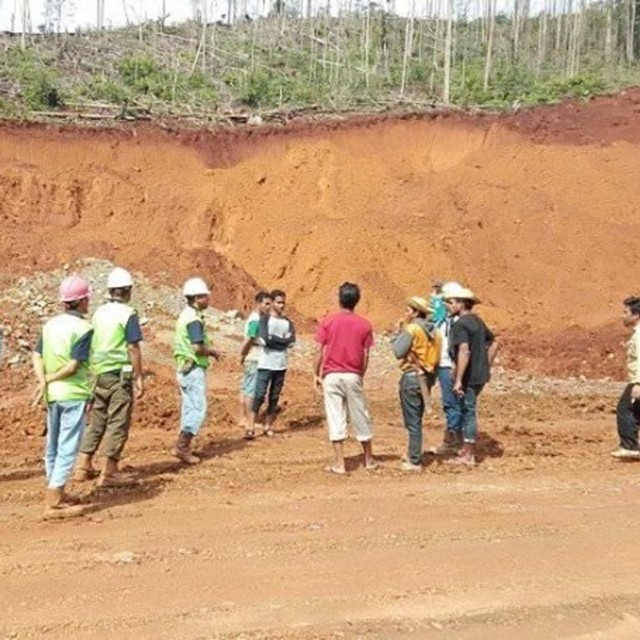 Suasana masyarakat Desa Molores, Kecamatan Petasia Timur, Kabupaten Morowali Utara, saat melakukan pemalangan di jalan holing PT Bumanik di wilayah setempat, Minggu (14/7). Foto: Dok. Jatam Sulteng