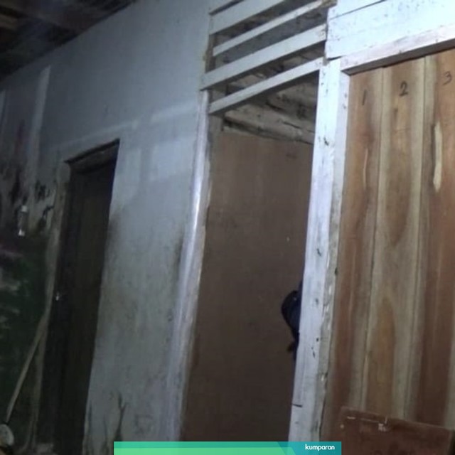 Suasana toilet di SDN Karyabuana 3 saat Nining tinggal. Foto: kumparan