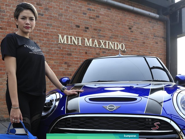 Artis Nikita Mirzani saat membeli mobil di sebuah showroam di kawasan arteri Pondok Indah, Jakarta, Rabu, (17/7). Foto: Ronny